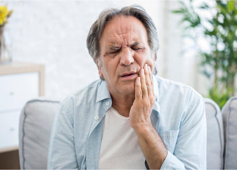 老人與慢性病患應注意的口腔疾病